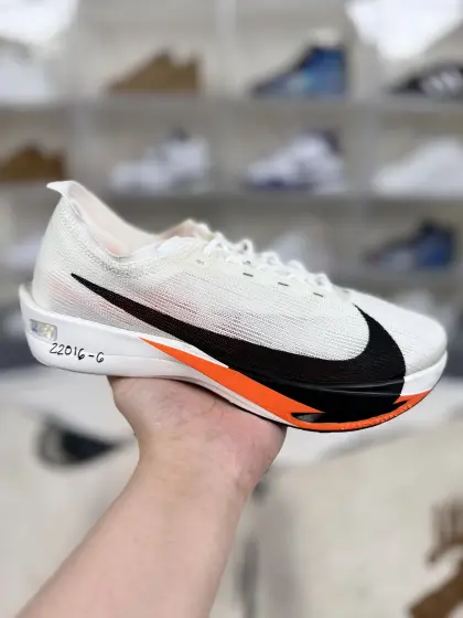 价格调整本地120 ▪️Y2版本 Nike Streakfly 2 柔软舒适耐磨 低帮 休闲短跑竞速跑步鞋 男女款 白橙 ▪️ (36 36.5 37.5 38 38.5 39 40 40.5 41 42 42.5 43 44 44.5 45) ▪️货号:HF6417-100 ▪️Nike Streakfly 2是一款专为短距离竞速设计的高性能跑鞋.单只42码仅重126克,比前代减轻40克,接近田径钉鞋的轻盈感,适合追求速度的跑者.搭载全掌Flyplate碳纤维板,提供强劲推进力,配合ZoomX泡棉中底,能量回馈出色,滚动感顺滑.外底采用轻薄橡胶材质,抓地力出色,湿滑路面也能稳定发挥.工程精制网眼鞋面,透气性极佳,贴合脚部轮廓,减少闷热感.ZoomX泡棉中底兼顾缓震与回弹,适合短距离快速奔跑.Nike Streakfly 2是为追求速度的精英跑者或短距离竞速爱好者设计的高性能跑鞋,其轻盈、响应迅速的特点使其成为短距离比赛和训练的理想选择,但需根据自身脚型和跑步习惯合理选择.